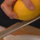 Мелко натереть цедру лимона, отжать из него сок.