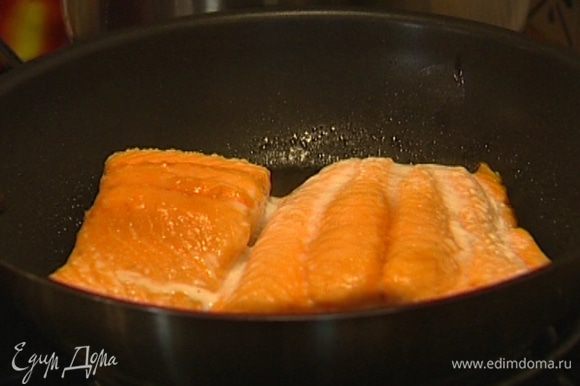 Семгу уложить кожурой вниз на сухую сковороду и слегка поджарить, затем отправить в разогретую духовку и запекать до готовности 7−10 минут. Подавать семгу с ореховым соусом.