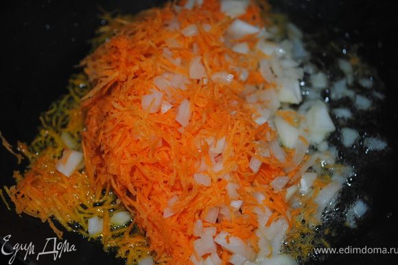 Нарезаем луковицу трем морковку и пасируем ее на сковороде.