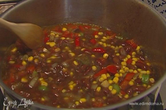 Всыпать кукурузу и продолжать прогревать. Как только суп закипит, добавить лавровый лист и варить суп на очень медленном огне 15−20 минут до готовности кукурузы, в конце лавровый лист вынуть.