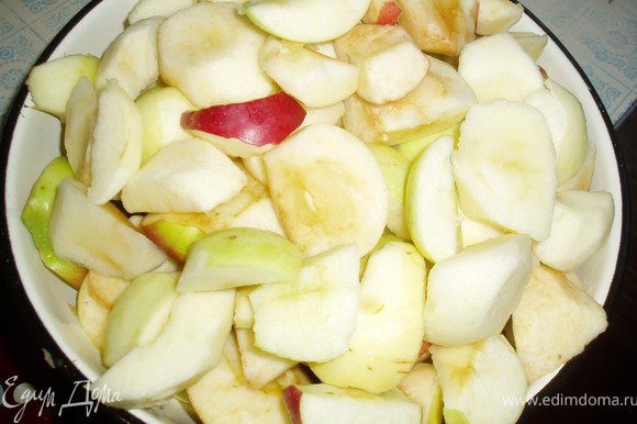 Яблоки почистить от семян и в оригинале почистить от кожуры. Но я решила оставить как есть:)