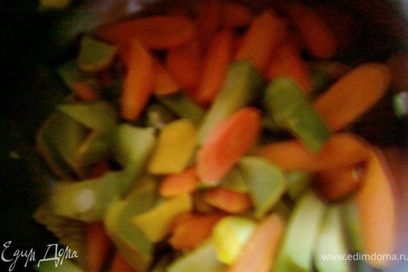Цукини,морковь нарезать небольшими кусочками и бланшировать овощи в подсоленной воде 3 минуты.Слить воду и оставить остыть.