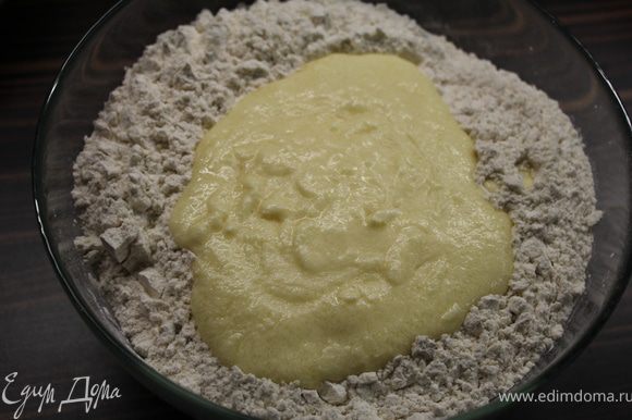 Размягченное масло (маргарин) растереть с сахарным песком и коричневым сахаром. Добавить яйца, по одному за раз, и снова все взбить. Добавить смесь к муке и хорошо перемешать.
