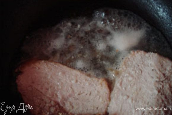 Мясо порезать на порционные куски поперек волокон, положить в сковороду, туда добавить жир(который еще остался в рукаве)и налить квас (3-4 ст л на порцию).Довести до кипения. Этим соусом полить мясо и картофель.