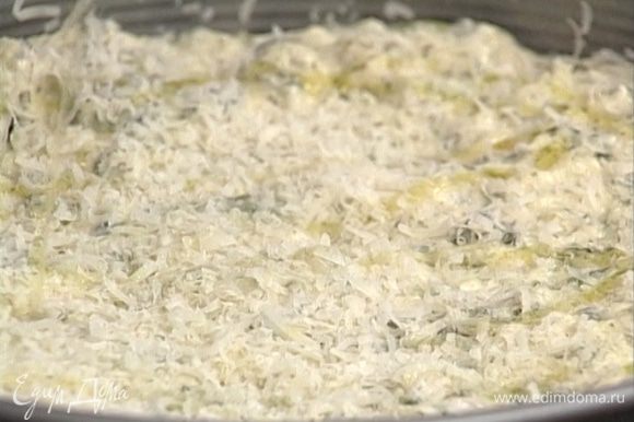 Большую разъемную форму смазать оставшимся сливочным маслом, обсыпать сыром, выложить в нее кабачковое тесто и присыпать сверху оставшимся сыром.