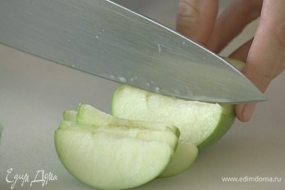 Яблоко нарезать крупными кусочками, добавить в салат, перемешать.