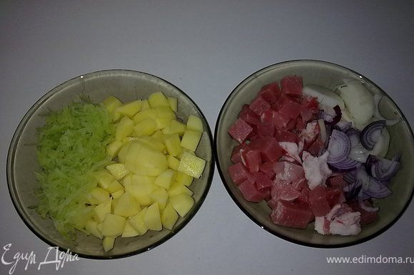 Для начинки мелко нарежте мясо и лук,картофель кубиками а редьку потрите на крупной тёрке.