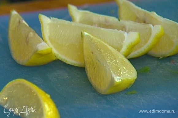 Лимон разрезать пополам, одну часть порезать на дольки, из другой отжать сок.