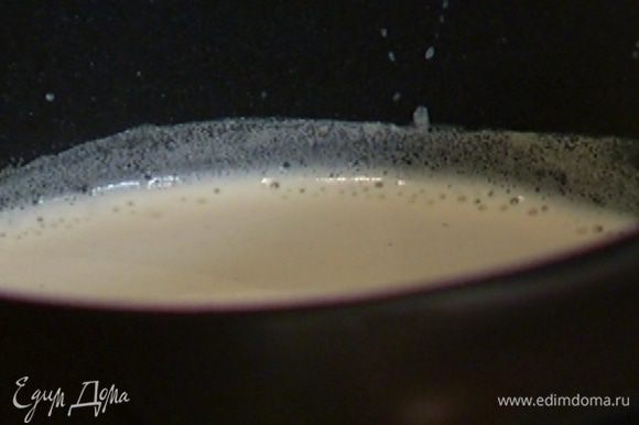 Молоко влить в глубокую кастрюлю, добавить цедру лимона, 1 ст. ложку коричневого сахара, ваниль и корицу. Поставить на огонь и довести молоко до кипения.