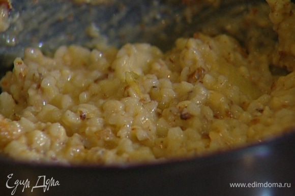 Из готового риса вынуть корицу и ваниль, добавить желтки и все вымешать, затем всыпать оставшийся коричневый сахар и измельченные орехи.