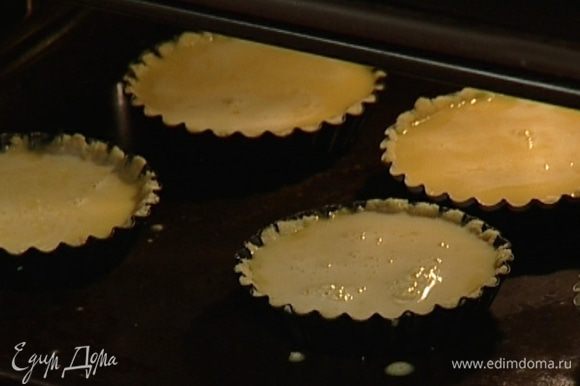 Наполнить лимонной начинкой пропеченные тарталетки и выпекать их еще 35 минут.