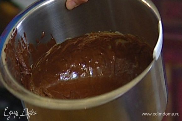 Желтки взбить с сахаром и ввести их в шоколадную массу.