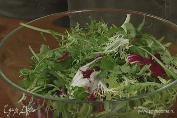 Выложить листья салата в глубокую посуду, посыпать миндалем, добавить заправку и перемешать.
