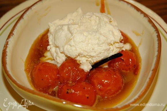 Подавать помидоры теплыми с шариком сметанного мороженого.