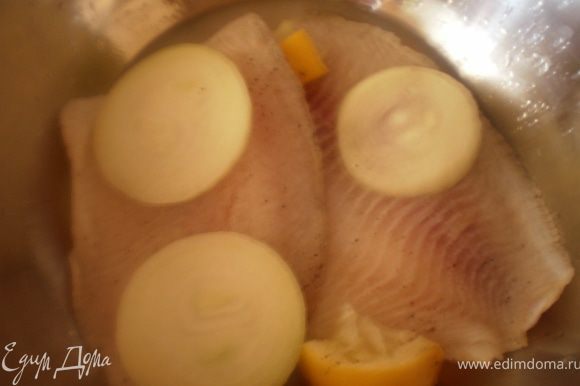 Рыбу и кольца лука замариновать в смеси из вина, сока лимона, соли, перца и прованских трав.
