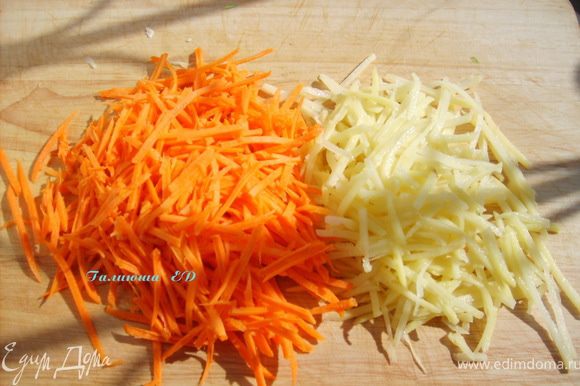 Картофель и морковь натереть на терке