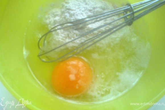 В сырое яйцо влить полстакана минеральной или простой воды с газами+полстакана муки, соль, перец, если нет соуса. Взбить венчиком.