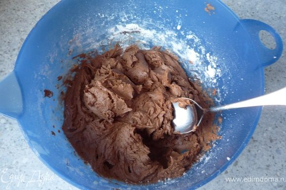 С помощью миксера смешать масло и сахар до кремообразного состояния. По одному добавить яйца, затем охлажденный шоколад. В отдельной посуде просеять муку и разрыхлитель. Затем муку и сливки попеременно подмешивать к шоколадному крему.