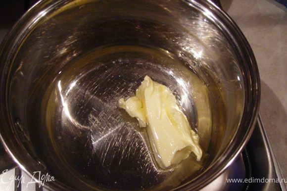 Делаем заварное тесто.. В воду добавляем растительное и сливочное масло,щепотку соли.Ставим на плиту и доводим до кипения.