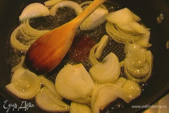 Разогреть в тяжелой сковороде сливочное и оливковое масло и обжарить лук до золотистого цвета.