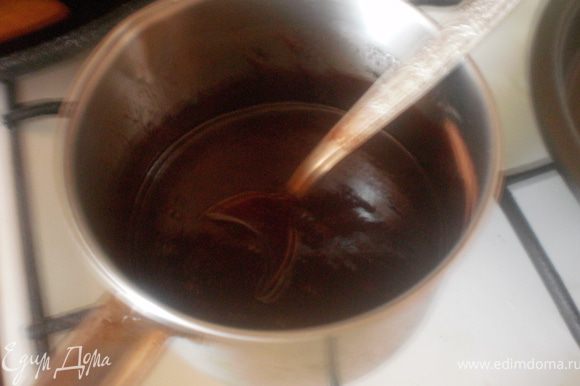 Приготовить глазурь. В растопленный шоколад добавить молоко, хорошо размешать, добавить сливочное масло, еще раз размешать. Масса должна быть однородной.