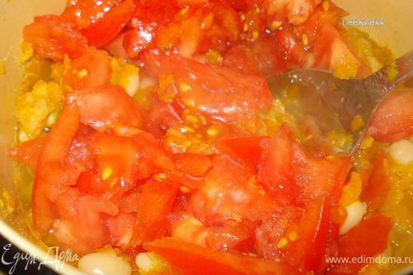 За 10 минут до готовности добавить 2 ст.л. томатной пасты (я брала крупный помидор) и 2 ст.л. растительного масла.