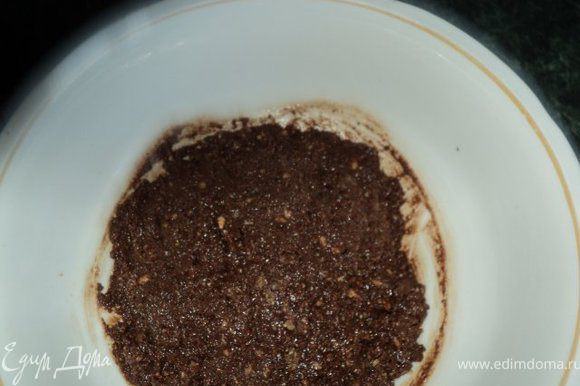 Растопить в микровольновке или на водяной бане шоколад со сливками, перемешать до однородной массы. Смешать орехово-вафельную смесь с шоколадной, поставить на 15мин в холодильник.