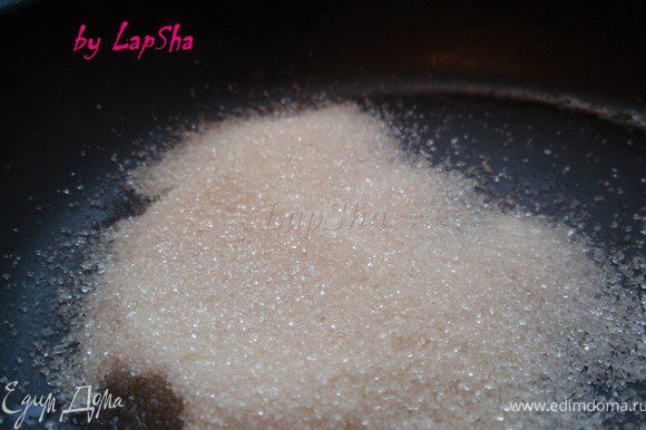 В разогретый сотейник или сковороду высыпать сахар и добавить воду.