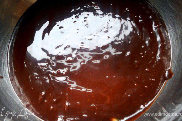 Шоколад и масло растопить на водяной бане. Снять с огня, добавить ром.