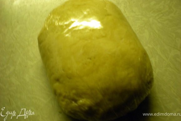 Вымесить руками гладкое тесто,скатать в шар,завернуть в пищевую пленку и убрать в холодильник на 1 час.