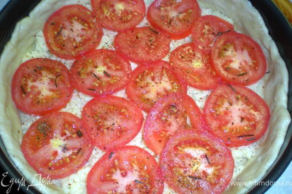 Выложить помидоры,слегка посолить,поперчить и сбрызнуть 1 ст.л. оливкового масла.