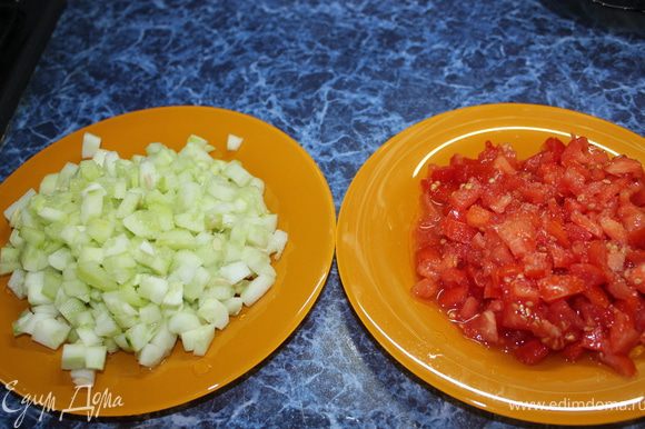 Огурцы и помидоры режем мелкими кубиками и присаливаем.