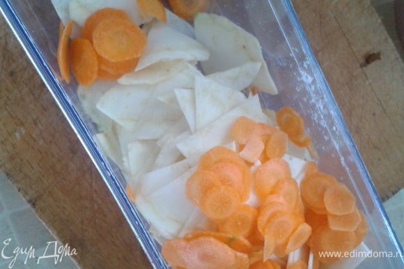 Порезать морковь и сельдерей (можно на шинковочной терке).