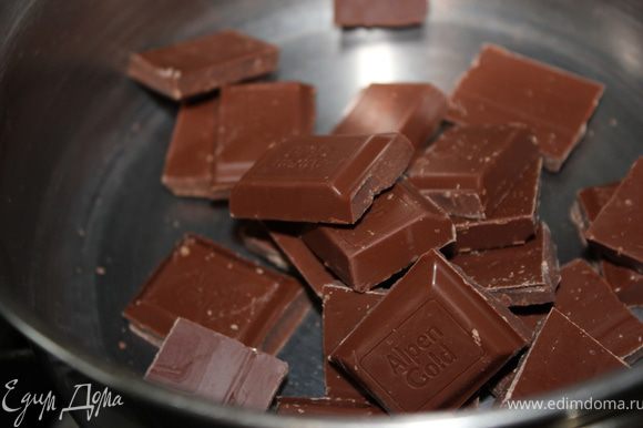 Шоколад покрошить на маленькие плиточки.