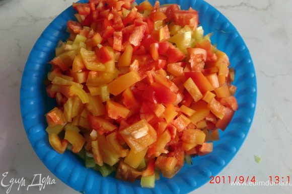 В это время нарезать перец и соединить с помидорами.