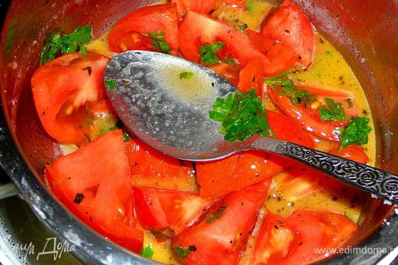 Перемешать содержимое миски.Если помидоры мелкие разомните их руками,просто надавите пальцем,чуть раздавив его.Попробуйте,при необходимости добавьте соль,перец или уксус.