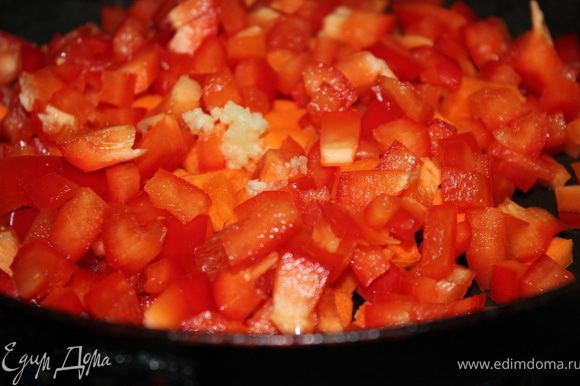 На сковороде на масле обжарить морковь, сладкий перец и чеснок 3 минуты.