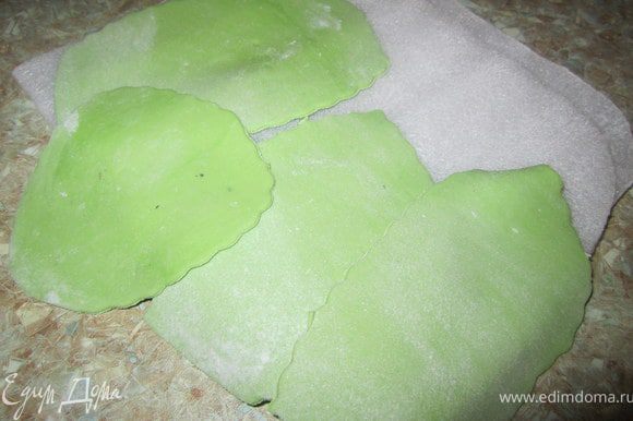 Зеленую мастику раскатать. Произвольно вырезать листики салата.
