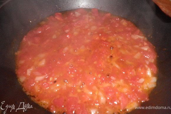 Помидоры очистить от кожицы и нарезать на мелкие кубики. Налить в сковородку 1 ст.л. оливкого масла и потушить помидоры.Очищенный лук измельчить как можно меньше и добавить к помидорам.Тушить смесь 4-6 минут.