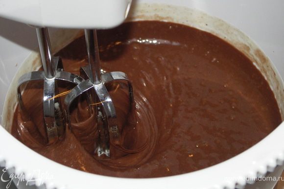 Шоколад с маслом растопить на паровой бане.Яйца взбить с сахаром до пышности.На низких оборотах миксера ввести слегка остывший растопленный шоколад.