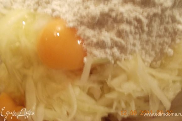 натёртый кабачок отжимаем, добавляем 2 яйца, муку и перемешиваем