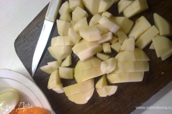 Картошку нарезать кубиками.