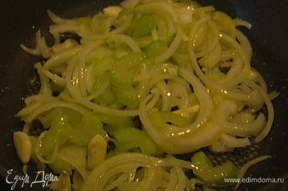 Разогреть в сковороде 1−2 ст. ложки оливкового масла, выложить лук, сельдерей и чеснок, посолить, поперчить и обжаривать до золотистого цвета.