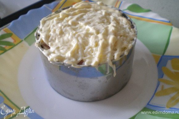 Картофель и яйца натереть на тёрке. Ветчину порезать тонкой соломкой. Выложить салат слоями, промазывая майонезом: картофель - морская капуста - картофель - ветчина - яйца. Можно украсить салат дольками яйца.