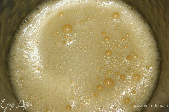 Яйца взбить с 4 ст.л. сахара до образования белой пены. Чтобы сахар весь растворился.