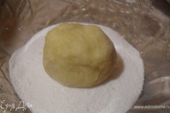 ...достаем тесто, формируем из него шарики, ооочень хорошо обваливаем их в сахарной пудре...