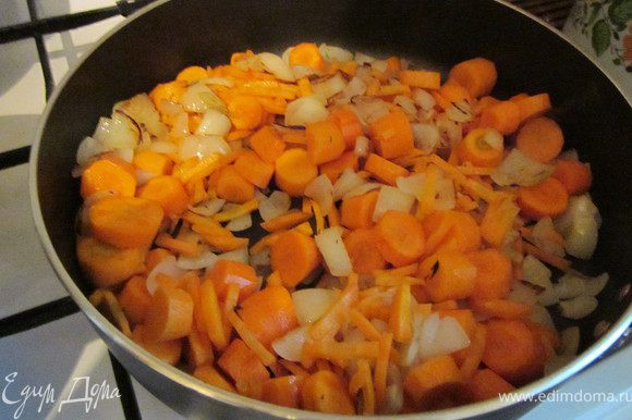 Морковь порезать и добавить к луку. Прогреть 1 минуту.