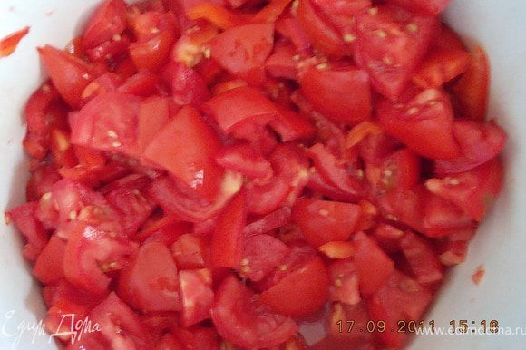 помидоры разрезать на 6-8 частей