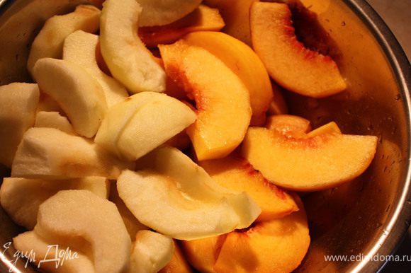 Приготовить начинку. Яблоки и персики очистить от кожуры и зерен. Порезать каждый плод на 6-8 крупных долек. Муку и сахар смешать и аккуратно соединить с фруктами.