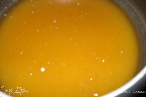 Пока миндаль жарится поставим вариться сироп, для этого мёд, сахар, глюкозу и воду смешать и довести до кипения. Как закипит засеките время, сахар должен вариться само мало 10 и само много 11 минут на сильном огне. Если у вас есть термометр для сахара, то нужно варить до 145°. Пока варится сироп надо хорошо взбить белки с добавлением щепотки соли.